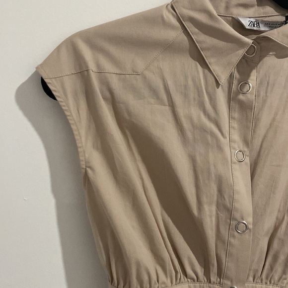 Button down cropped short sleeve from Zara size small. - Picture 3 of 4